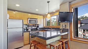 Studio | Private kitchen | Full-size fridge, microwave, oven, stovetop