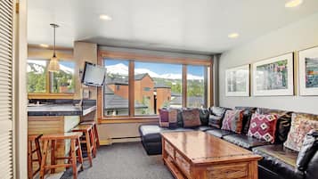 Studio | Living area | TV, DVD player