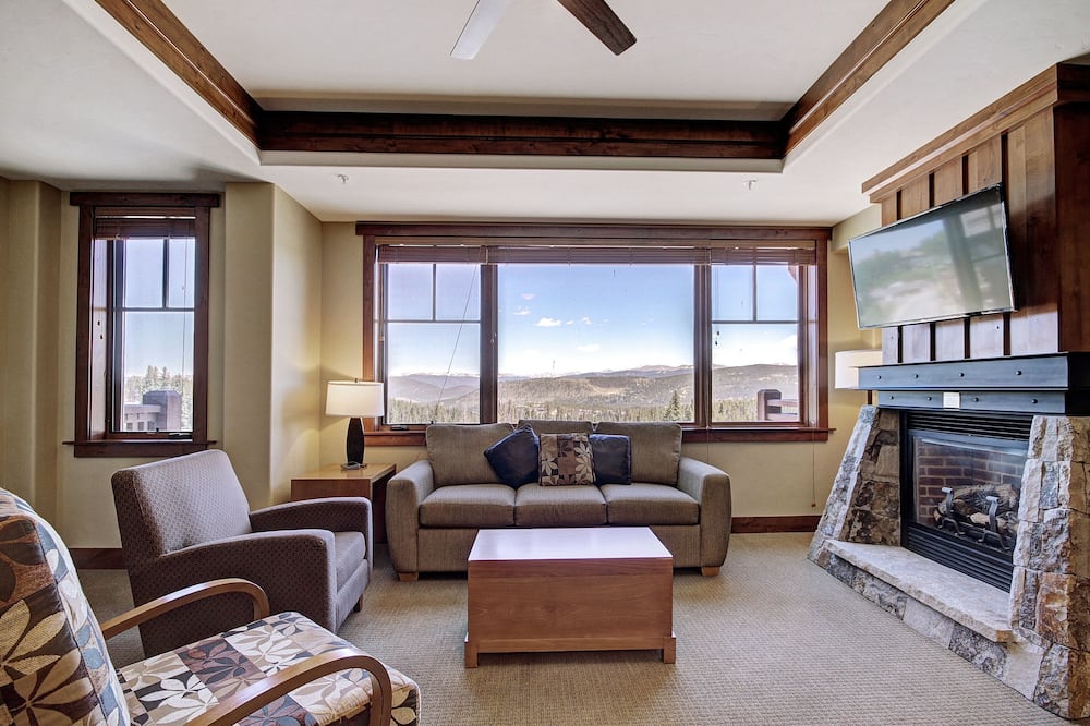 Slopeside At Base Of Peak 8, Sleeps 6! 1 Bedroom Condo by RedAwning