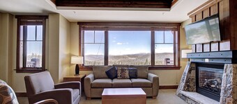 Slopeside At Base Of Peak 8, Sleeps 6! 1 Bedroom Condo by RedAwning