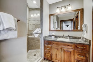 Condo, 2 habitaciones | Baño | Tina, secadora de cabello, toallas, shampoo