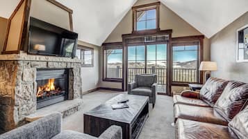 Living area | Flat-screen TV, DVD player