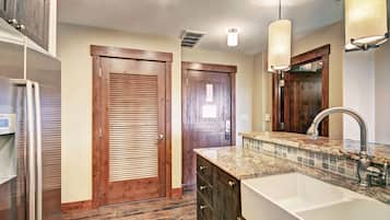 Condo, 1 Bedroom | Bathroom | Hair dryer, towels, shampoo