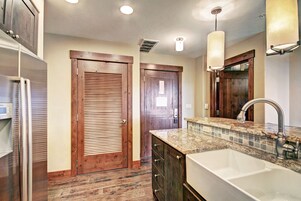 Condo, 1 Bedroom | Bathroom | Hair dryer, towels, shampoo