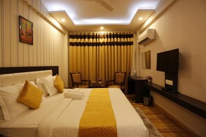 Egyptian cotton sheets, premium bedding, in-room safe, desk - Paradise Ganga - A River Side Hotel (Rishikesh)
