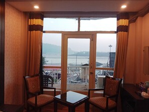 Egyptian cotton sheets, premium bedding, in-room safe, desk - Paradise Ganga - A River Side Hotel (Rishikesh)