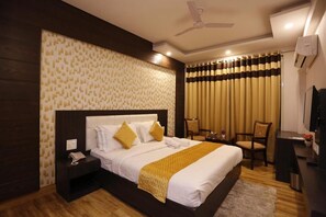 Egyptian cotton sheets, premium bedding, in-room safe, desk - Paradise Ganga - A River Side Hotel (Rishikesh)