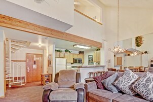 Studio | Living area | Flat-screen TV, fireplace, DVD player, computer