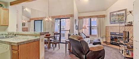 Studio | Living area | Flat-screen TV, fireplace, DVD player, computer