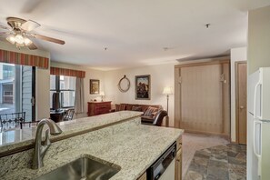 Condo, 1 quarto | Cozinha privada | Geladeira grande, micro-ondas, fogão, cooktop