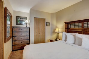 Condo, 1 Bedroom - 1br Cozy Winter Hideway- Walk To Apres, Shops, Fun- Sleeps 6 1 Bedroom Condo by RedAwning (Breckenridge)