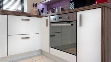 Apartemen, 2 kamar tidur | Dapur pribadi | Lemari es, microwave, oven, dan kompor