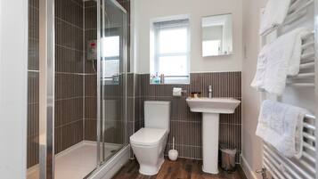 Lejlighed - 2 soveværelser | Badeværelse | Bruser, gratis toiletartikler, hårtørrer, håndklæder