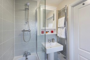 Apartamento Deluxe, 2 habitaciones | Baño | Ducha y bañera combinadas y artículos de higiene personal gratuitos