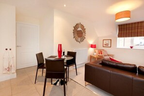 Apartament Deluxe, 2 dormitoris | Zona de menjador de l'habitació