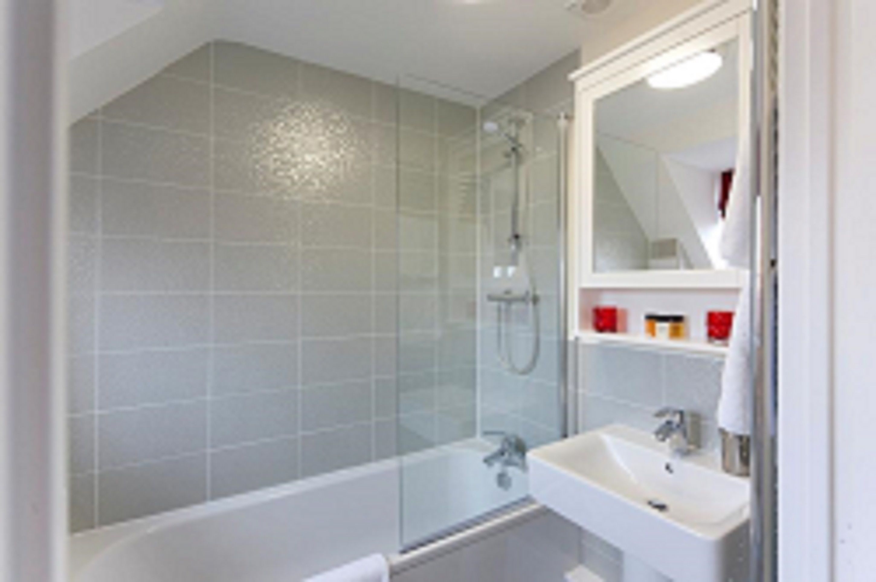 Apartemen Deluks, 2 kamar tidur | Kamar mandi | Kombinasi shower/bathtub dan perlengkapan mandi gratis