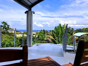 Deep-soaking bathtub - Villa SkyChateau ONNA (Onna)
