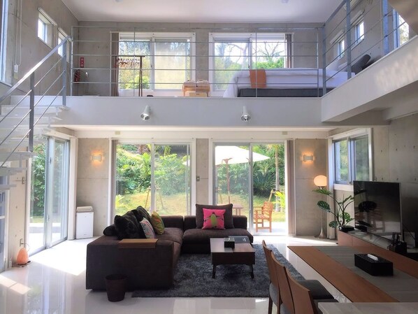 Flat-screen TV - Villa SkyChateau ONNA (Onna)