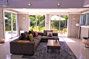 Flat-screen TV - Villa SkyChateau ONNA (Onna)