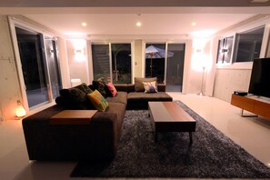 Flat-screen TV - Villa SkyChateau ONNA (Onna)