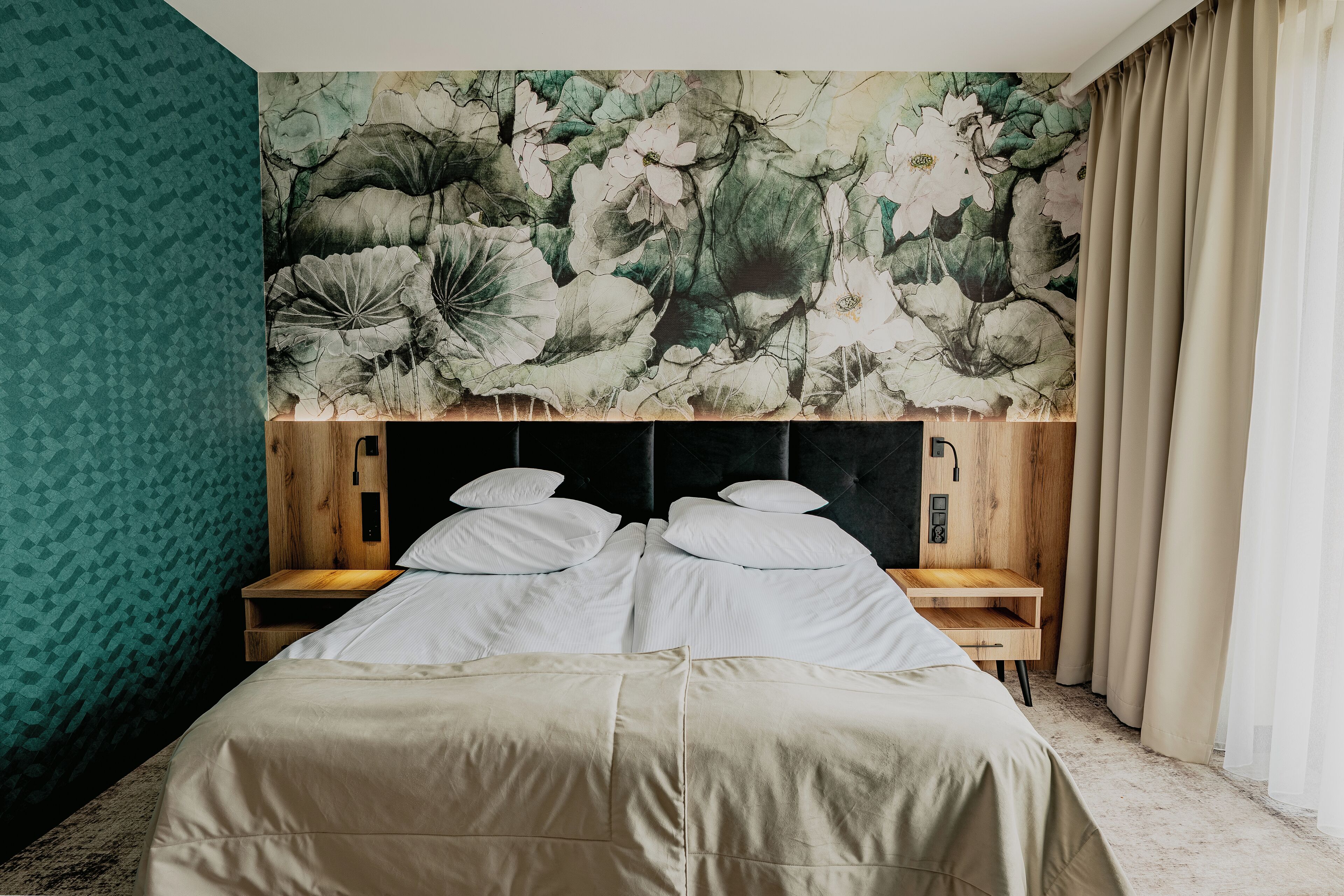 Kamar Double Comfort | Seprai premium, minibar, brankas, dan meja kerja