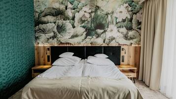 Kamar Double Comfort | Seprai premium, minibar, brankas, dan meja kerja