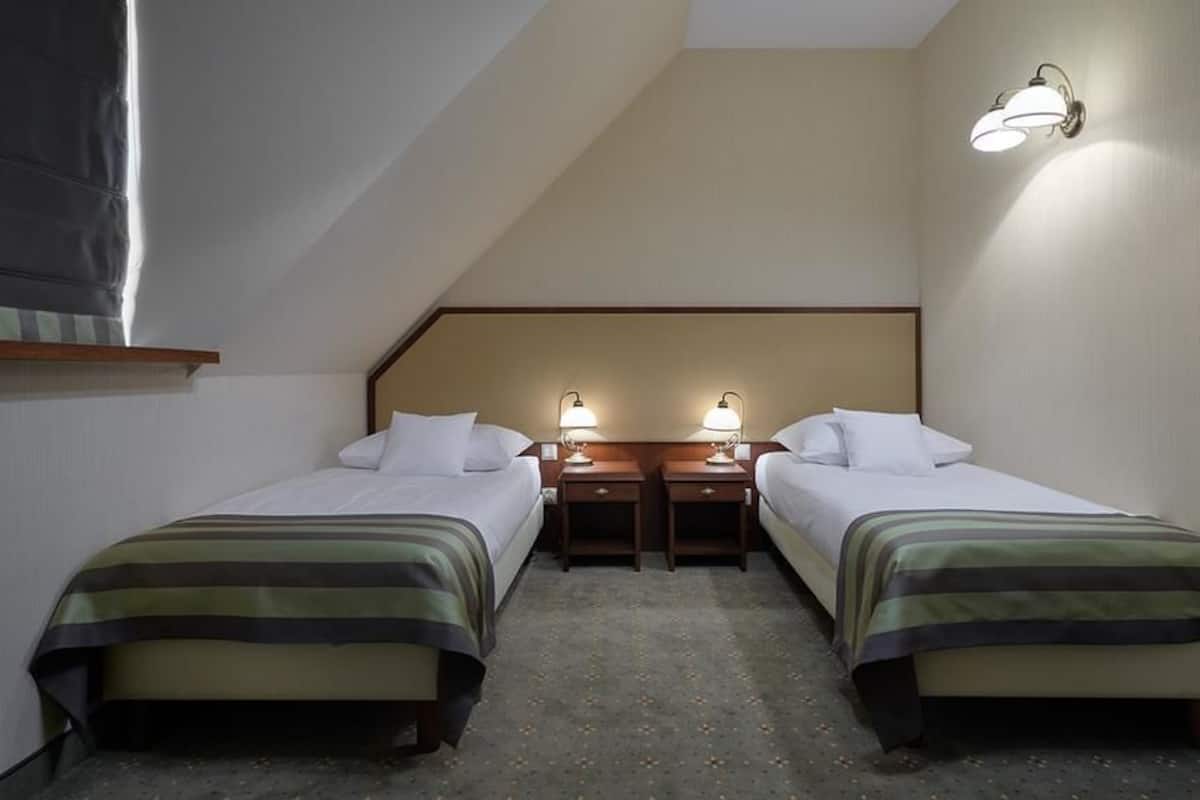 Twin Room, 2 Twin Beds | Premium bedding, minibar, in-room safe, desk