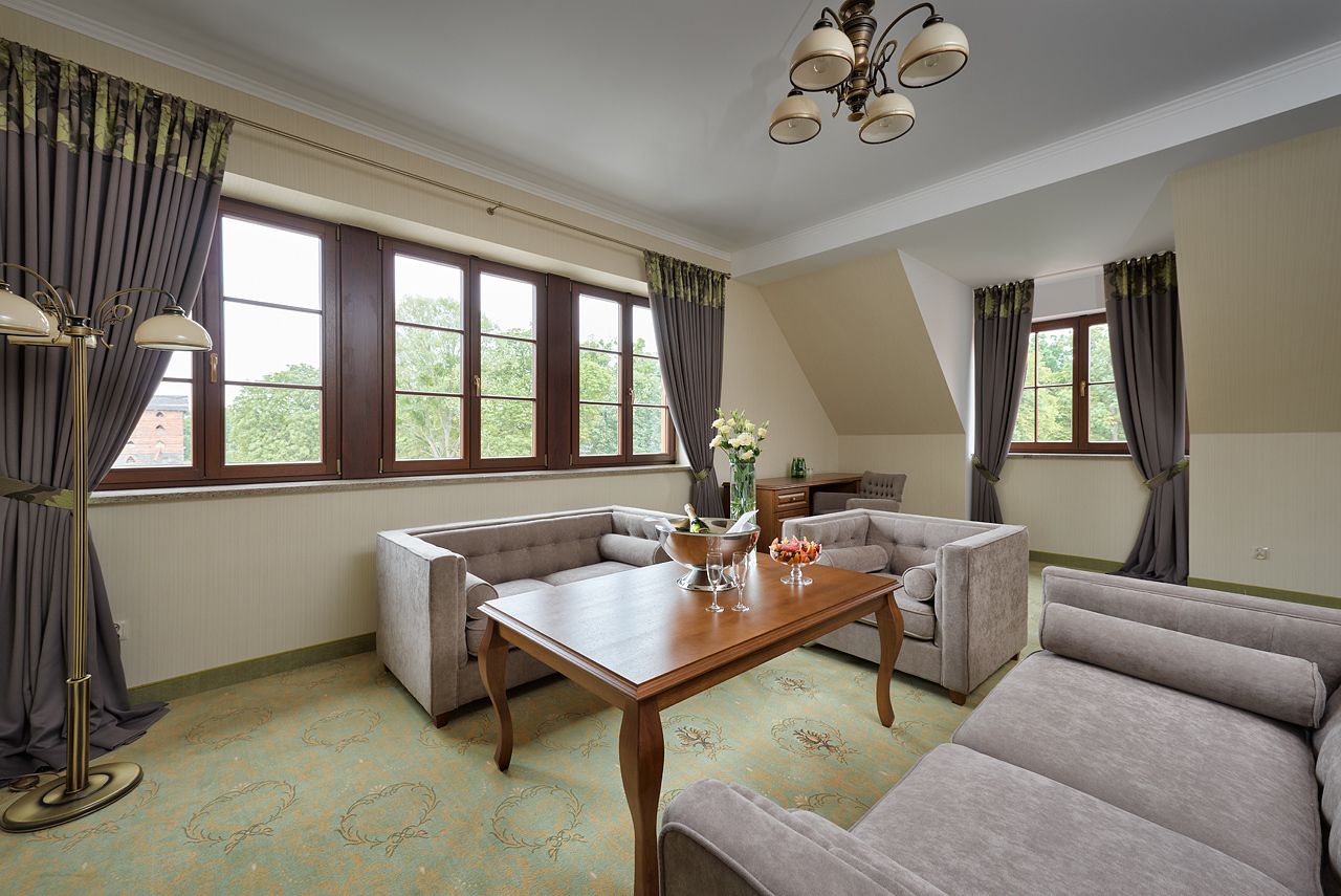 junior apartment, 1 queen bed | premium bedding, minibar, in-room safe, desk