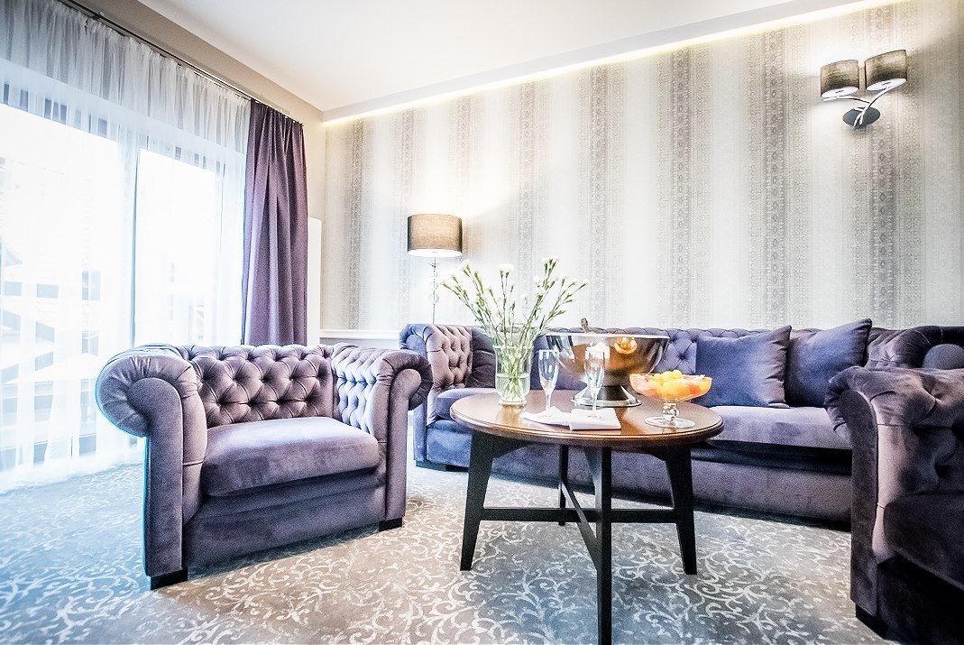 junior studio suite | living area | flat-screen tv