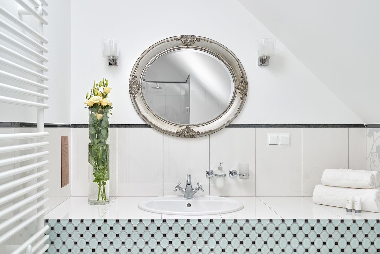 junior apartment, 1 queen bed | bathroom sink