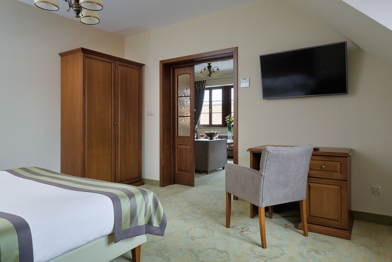 junior apartment, 1 queen bed | premium bedding, minibar, in-room safe, desk