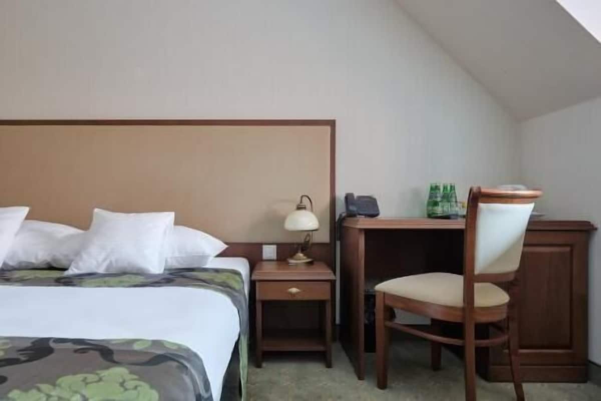Deluxe Double Room, 1 Double Bed | Premium bedding, minibar, in-room safe, desk