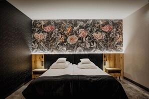 Roupas de cama premium, frigobar, cofres nos quartos, escrivaninha