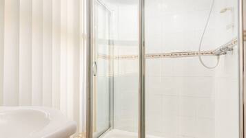 Deluxe Quadruple Room, Ensuite | Bathroom