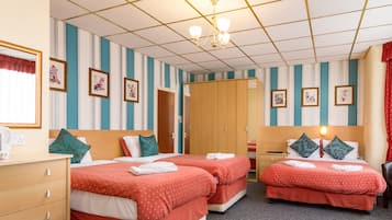 Standard-Vierbettzimmer, mit Bad | WLAN