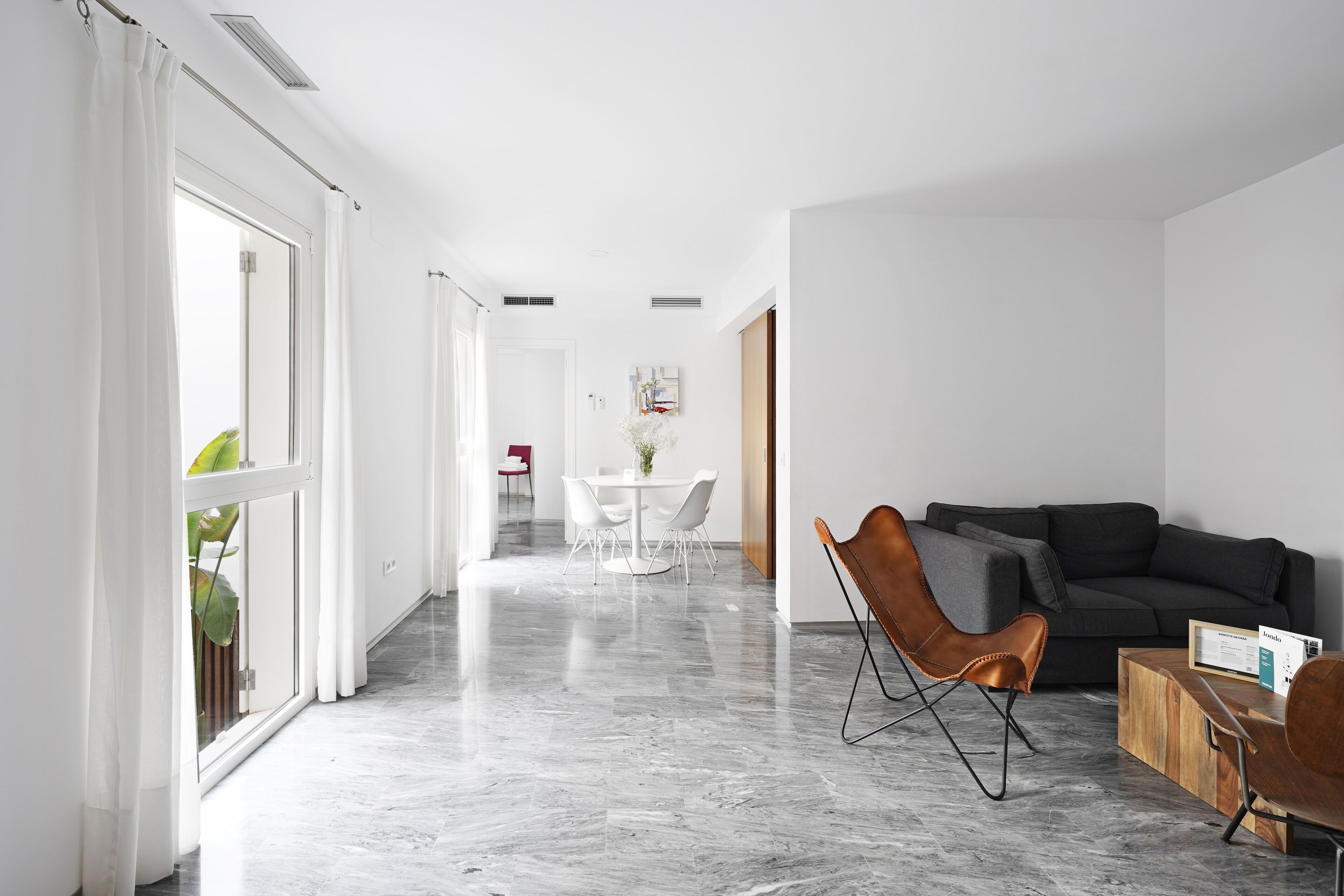 Appartamento Deluxe | Area soggiorno | TV a schermo piatto 43 pollici con canali satellitari, TV