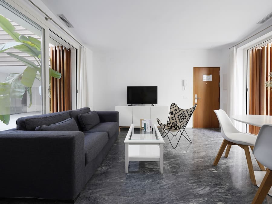 Appartamento Standard | Area soggiorno | TV a schermo piatto 43 pollici con canali satellitari, TV