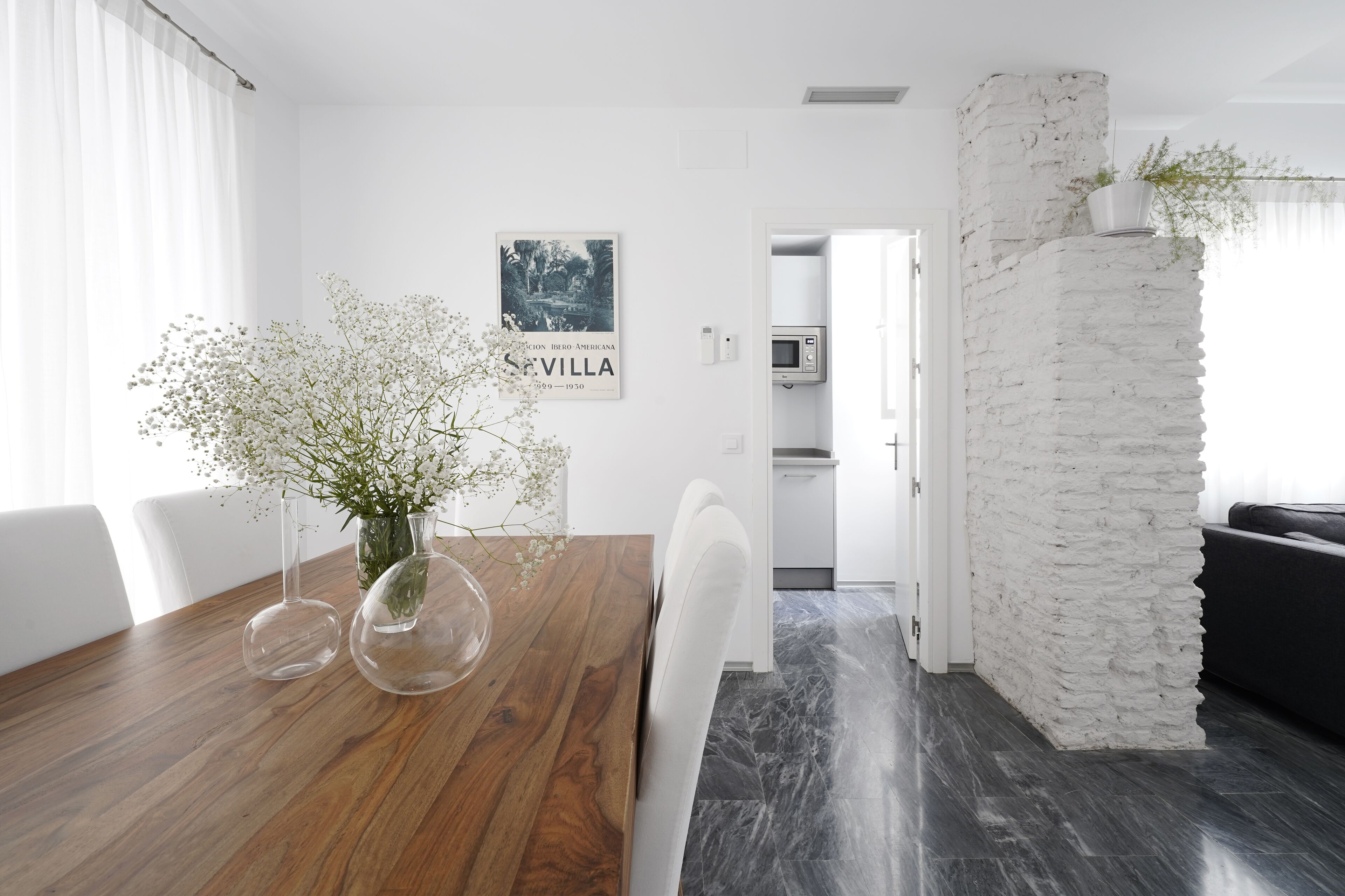 Apartamento, 3 habitaciones | Zona de estar | Televisión de pantalla plana de 43 pulgadas con canales por satélite