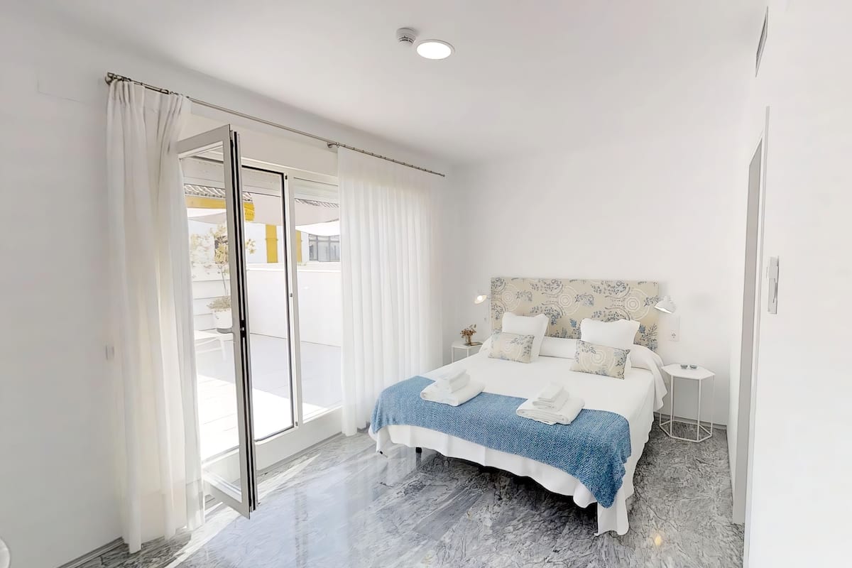 Căn hộ phong cách cổ điển | 2 phòng ngủ, bộ đồ giường cao cấp, trang trí khác biệt