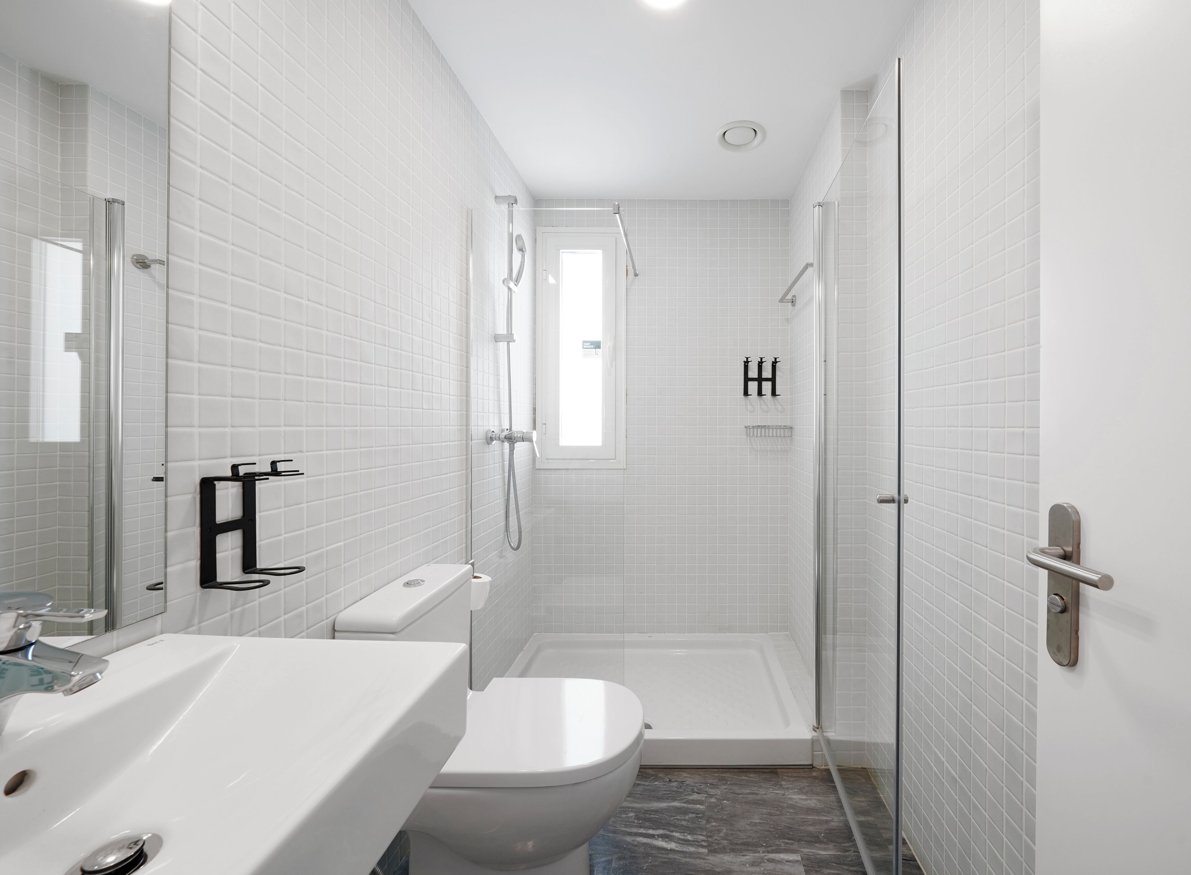 Un bagno moderno con doccia, servizi igienici e lavandino.
