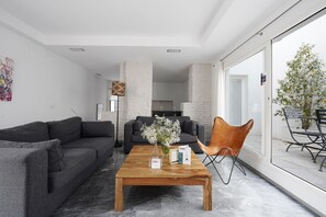 Appartement | Woonruimte | Een 43-inch flatscreentelevisie met satellietzenders en televisie