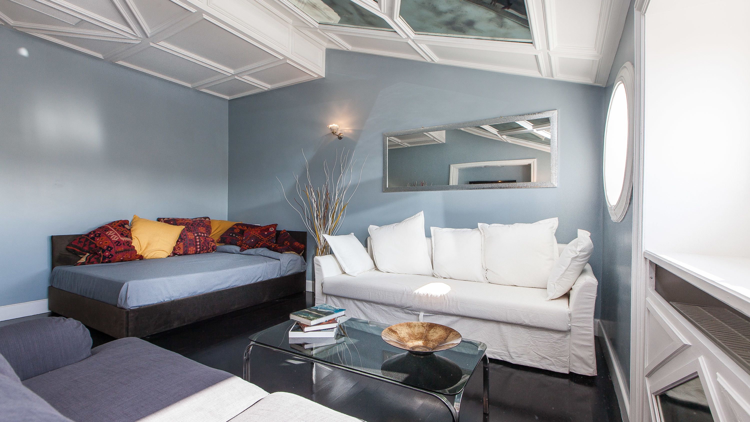Un salon moderne avec un lit, un canapé et une table basse.