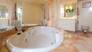 Panoramic Apartment, 1 Bedroom | Jetted tub - Rental in Rome Crociferi 1 (Rome)