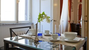 Panoramic-Apartment, 1 Schlafzimmer | Wohnbereich | Flachbildfernseher