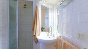 Panoramic Apartment, 1 Bedroom | Bathroom | Separate tub and shower, jetted tub, hair dryer, bidet - Rental in Rome Crociferi 1 (Rome)
