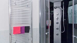 Appartement, 1 chambre | Douche de la salle de bain