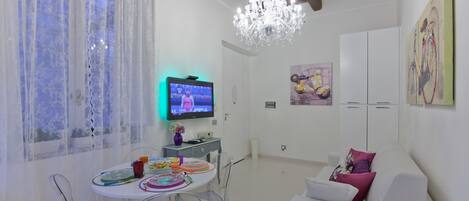 Apartament, 1 dormitori | Sala d'estar | Televisor de pantalla plana