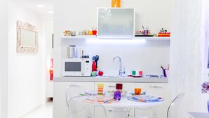 Uma cozinha moderna com micro-ondas, pia e diversos utensílios de cozinha na bancada.