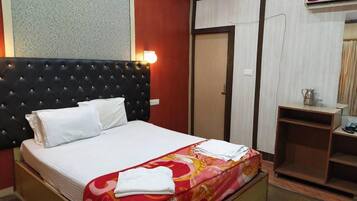 VIP Room | Premium bedding, minibar, desk, bed sheets