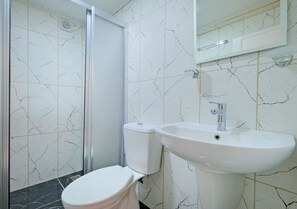 Appartement Confort, 2 chambres, rez-de-chaussée | Salle de bain | Douche, serviettes fournies